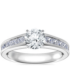 NUEVO. Anillo de compromiso con diamantes de talla princesa en engarce de canal, en platino (1 qt. total)
